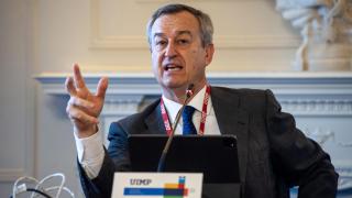 César González-Bueno, consejero delegado de Sabadell, durante su intervención en el curso de la Apie.