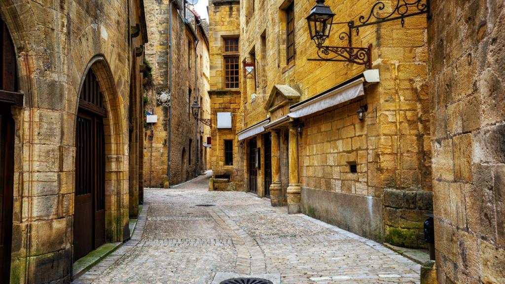 El pueblo medieval cerca de Madrid que alberga la tumba de una famosa celebridad.