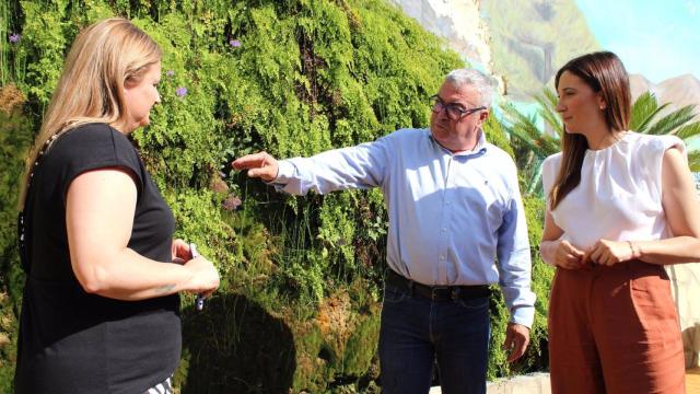 Jose Juan Jimenez, alcalde de La Viñuela, junto a Mari Nieves Ramirez, candidata número uno del PSOE al Congres - PSOE MÁLAGA