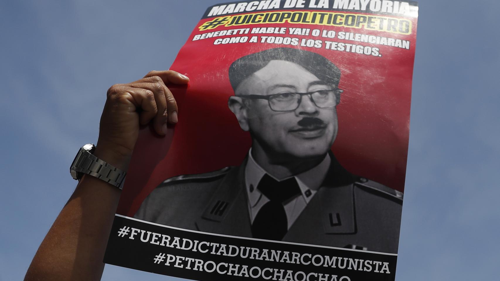 Manifestantes con pancartas y arengas en contra del Gobierno, este martes en Cali (Colombia).