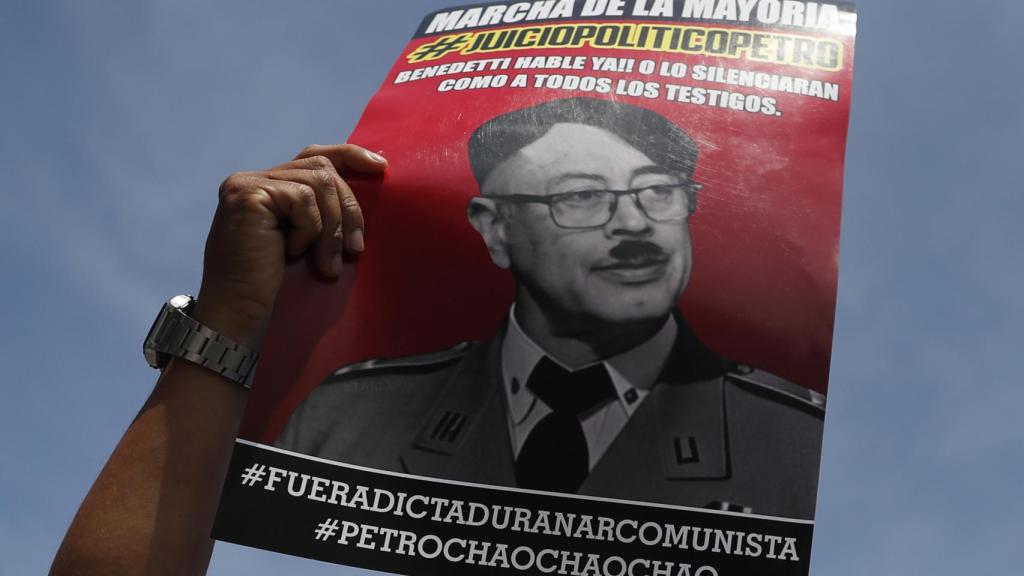 Manifestantes con pancartas y arengas en contra del Gobierno, este martes en Cali (Colombia).