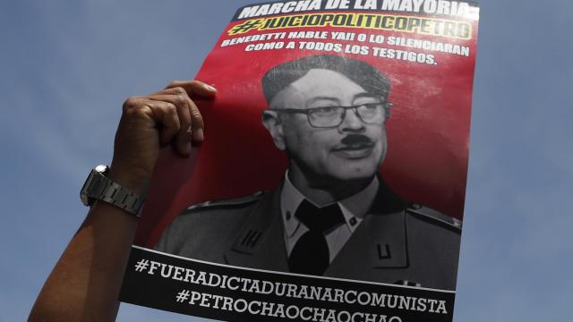Manifestantes con pancartas y arengas en contra del Gobierno, este martes en Cali (Colombia).