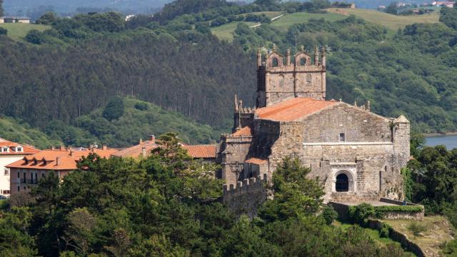 Este pueblo medieval es perfecto para una escapada: tiene mucha historia (y también playa)