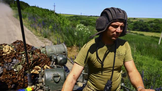 Un soldado ucraniano de la brigada mecanizada 30th Prince Kostiantyn Ostrozky conduce un tanque.
