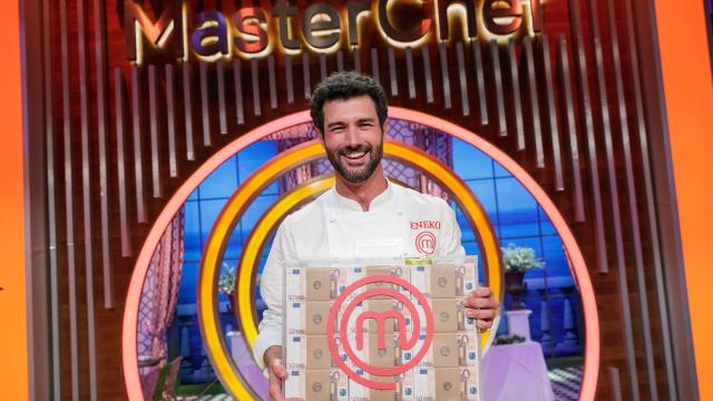 Eneko Fernández con los 100.000 euros, premio por ser ganador de MasterChef 11.