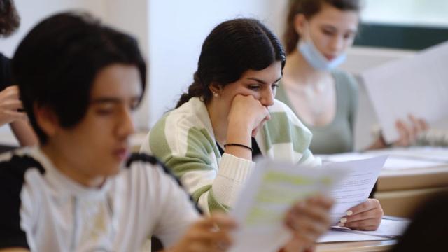 Estudiantes revisan un examen en la universidad