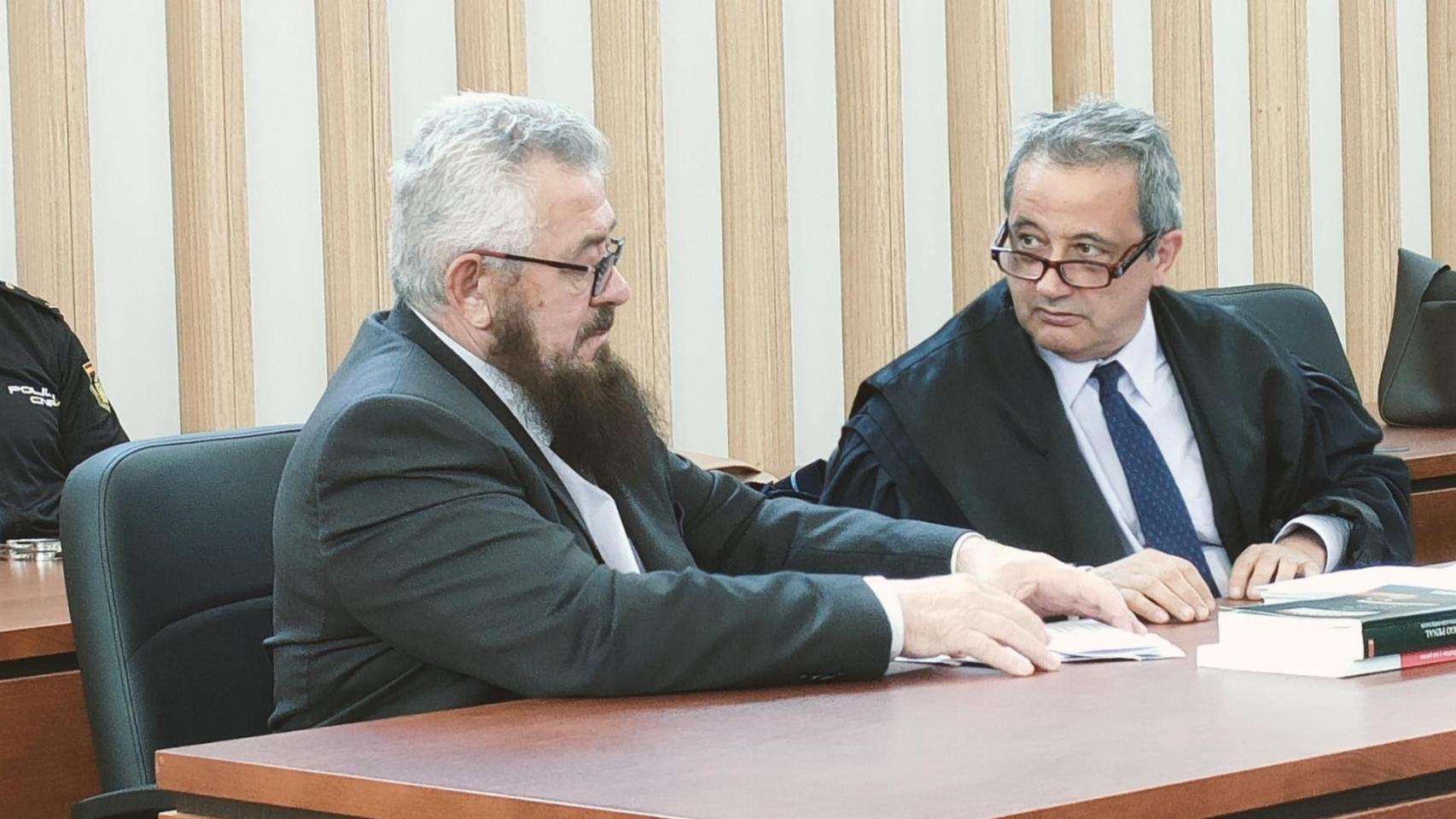 El acusado de asesinar a su mujer en Gondomar en diciembre de 2020, Valentín A.B. (izq.) junto a su abogado, Manuel Franco Argibay.