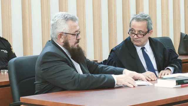 El acusado de asesinar a su mujer en Gondomar en diciembre de 2020, Valentín A.B. (izq.) junto a su abogado, Manuel Franco Argibay.