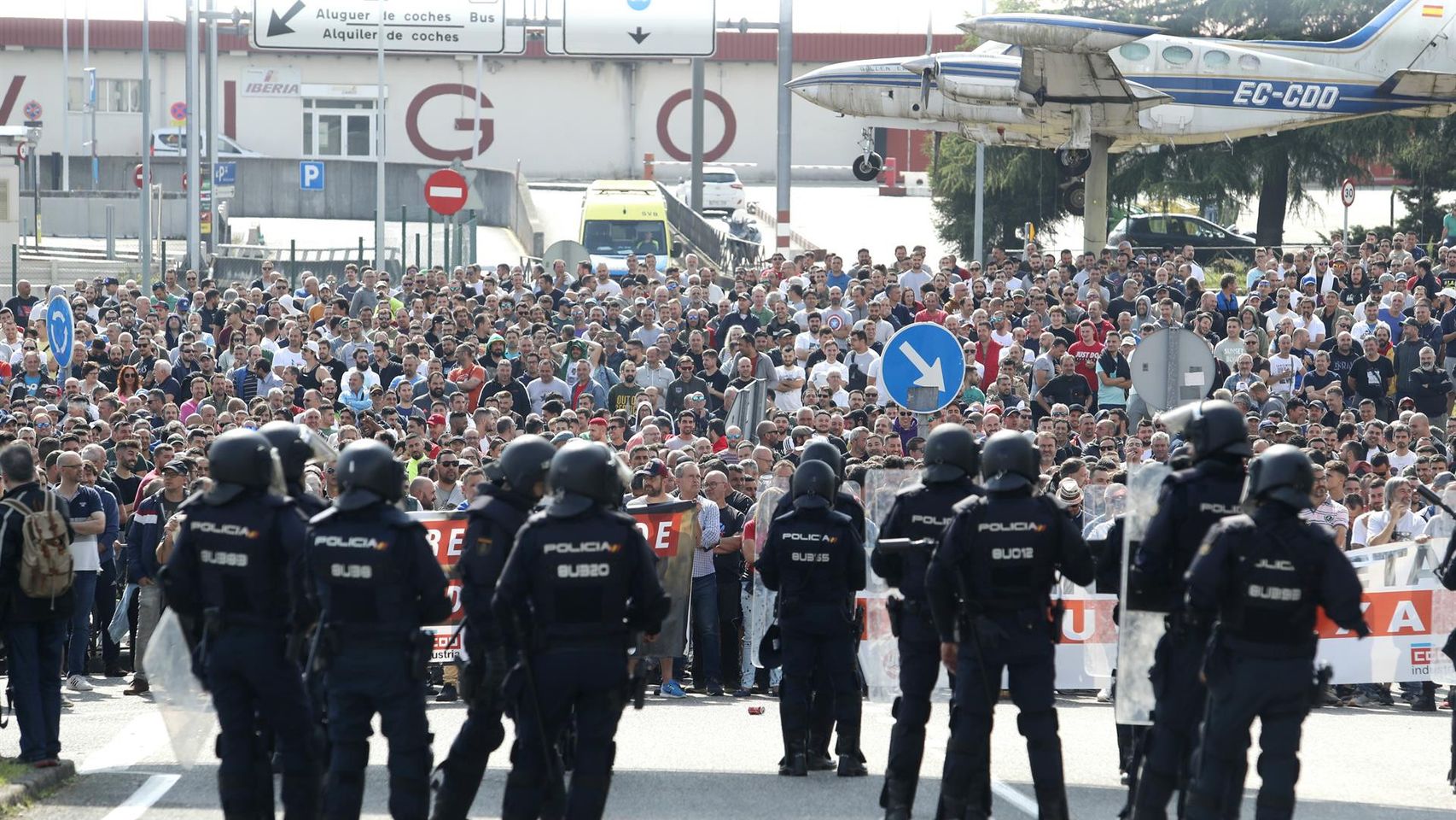 Policía frente a cientos de personas que se manifiestan durante el segundo día de paro de la huelga del metal.