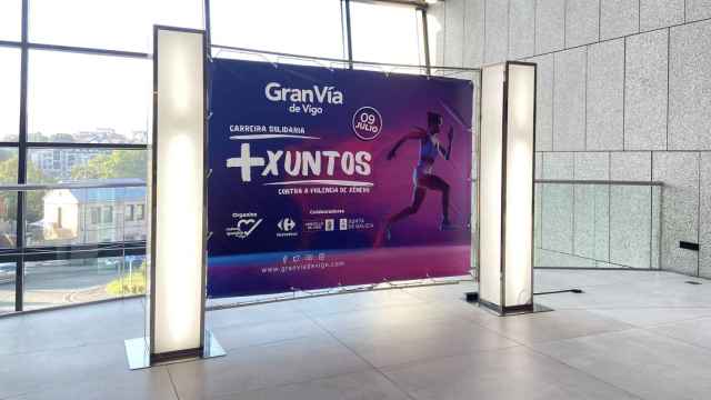 Lona informativa de la prueba deportiva instalada en el Centro Comercial.