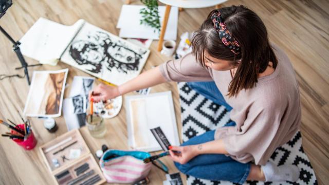 Imagen de archivo de una mujer pintando.