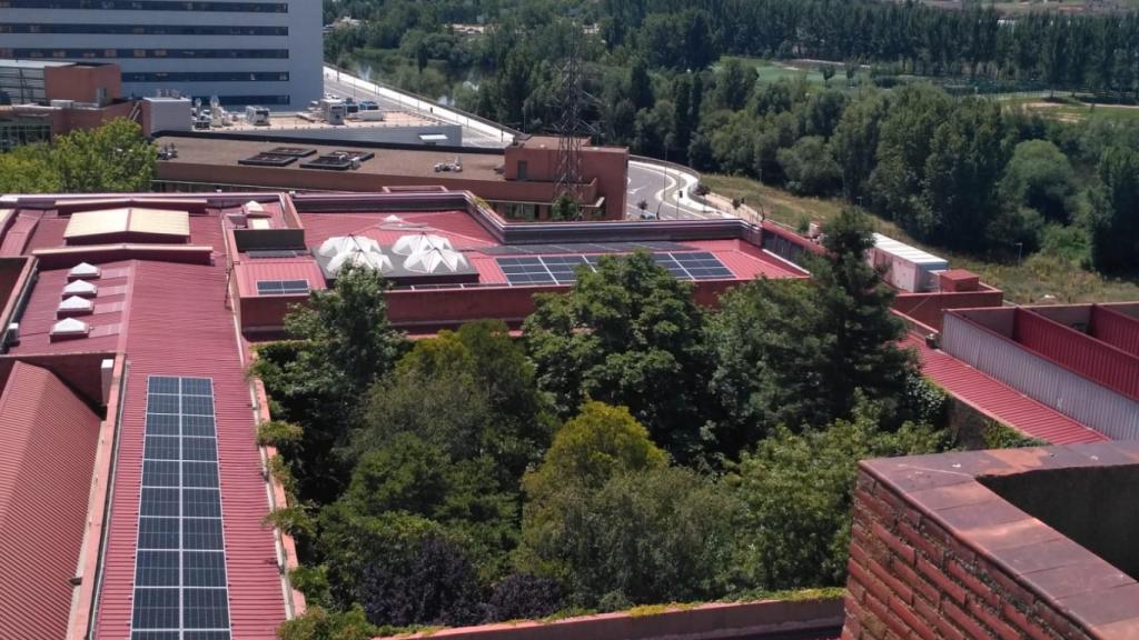 Instalación de paneles fotovoltaicos en Farmacia y Medicina
