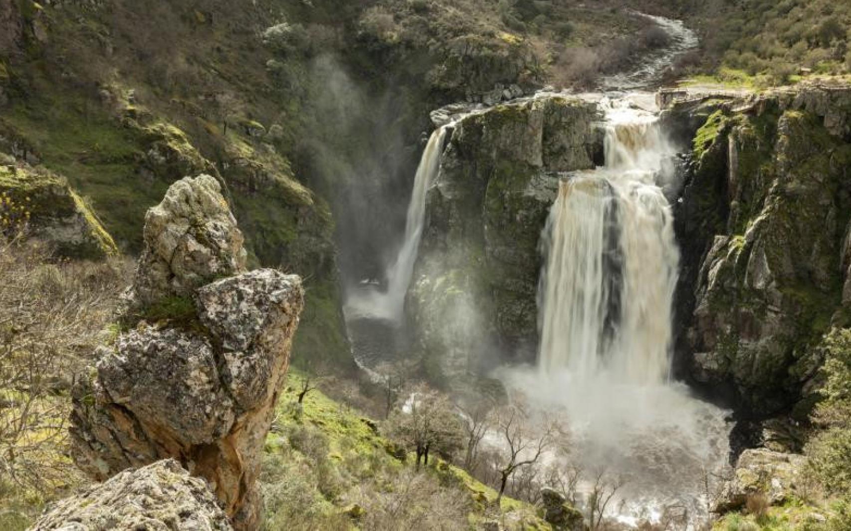 El Pozo de los Humos desde el lado de Pereña