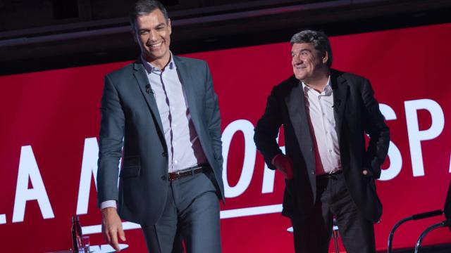 Pedro Sánchez con el ministro de Inclusión, Seguridad Social y Migraciones, José Luis Escrivá, en un acto en Ferraz.