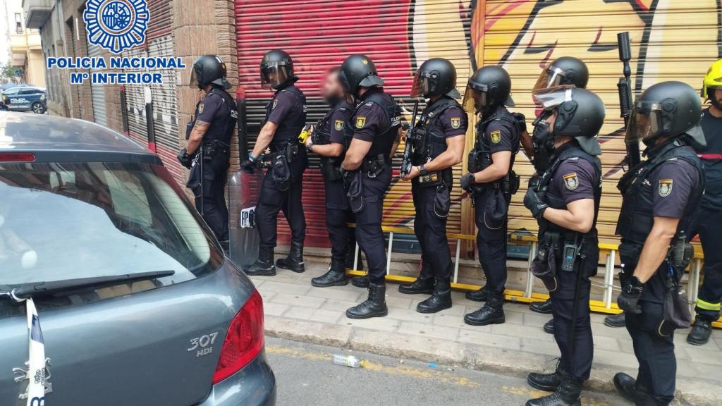 Los agentes, durante el operativo.