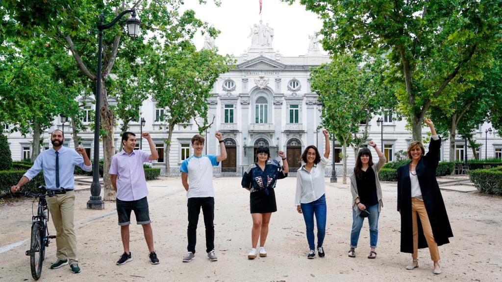 Representantes de entidades ecologistas tras presentar una demanda climática contra el Gobierno, a 17 de junio de 2021.