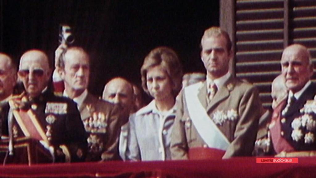 Juan Carlos I y Sofía de Grecia junto a Francisco Franco, semanas antes de morir éste.