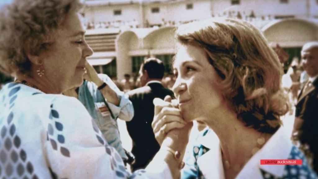 La emérita Sofía junto a su madre, Federica.