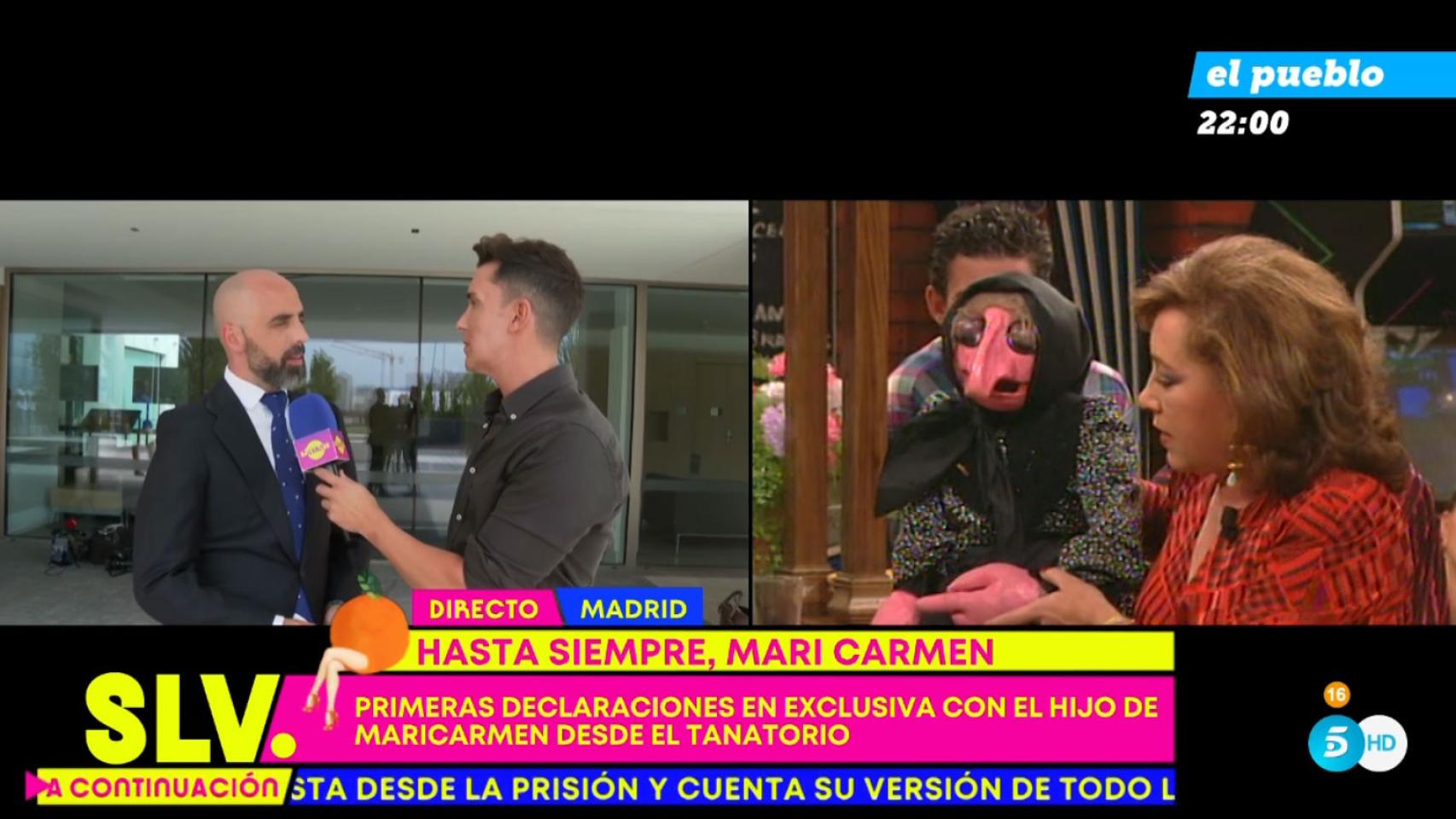 El hijo de Mary Carmen y sus muñecos durante una conexión con 'Sálvame'.