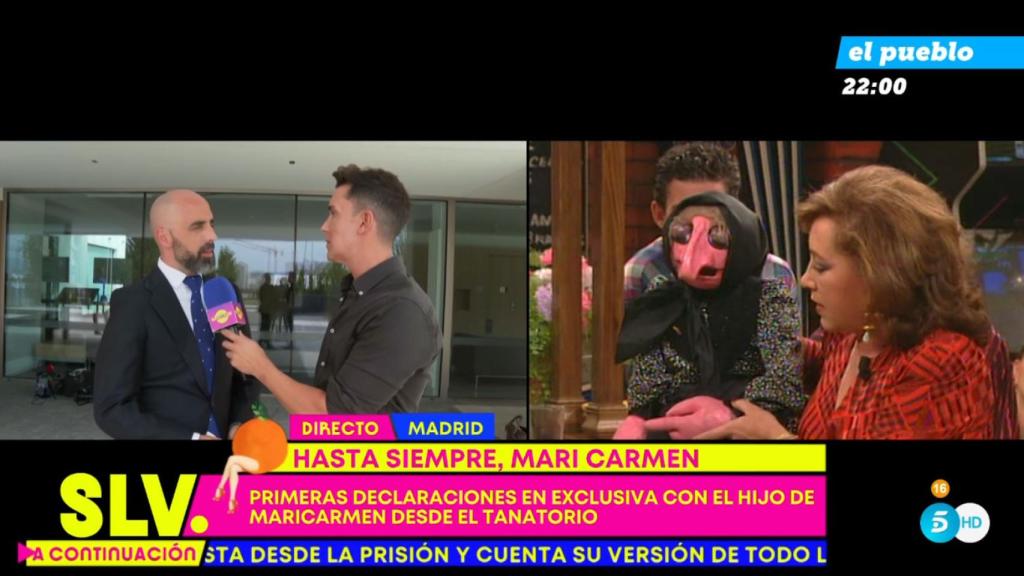 El hijo de Mary Carmen y sus muñecos durante una conexión con 'Sálvame'.