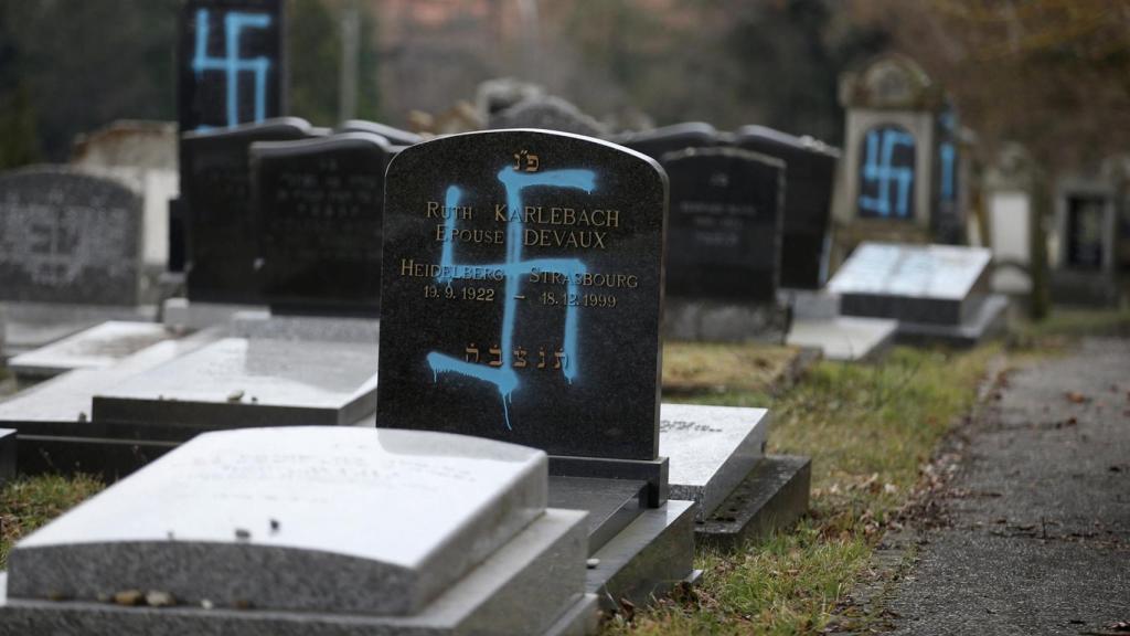 Tumbas de ciudadanos judíos profanadas por nazis.