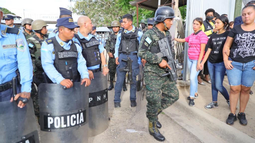 La Policía y el Ejército vigilan las instalaciones de la cárcel del motín y el incendio, este miércoles.