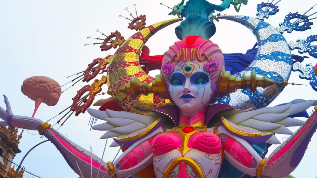 La figura robot protagonista de 'L-Mental', la ganadora de las Hogueras de Alicante.