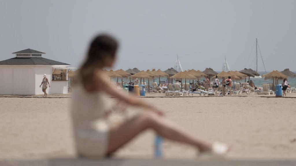 Turista en una playa, este miércoles.
