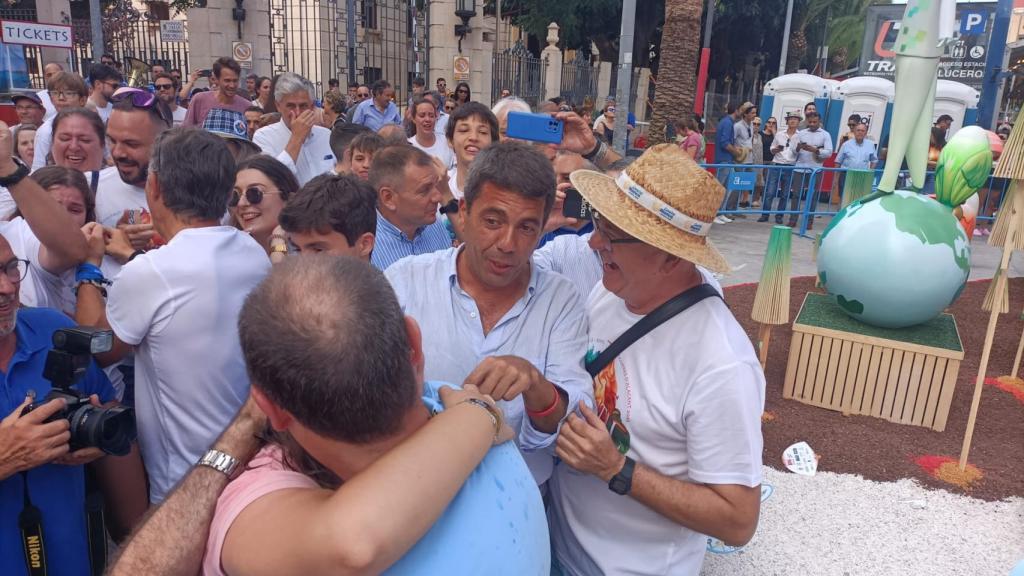 Carlos Mazón celebra la victoria de su Hoguera, Diputación-Renfe, tras una muy disputada votación.
