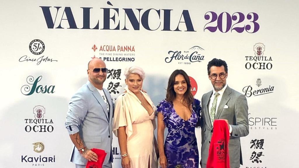 Quique Dacosta, derecha, a su llegada a la gala en Valencia de los mejores restaurantes del mundo.