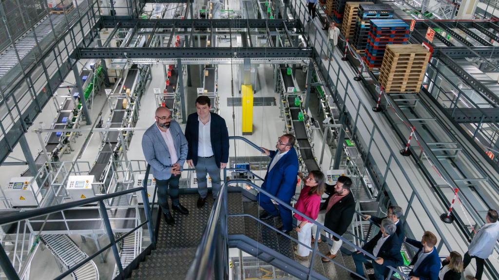 Mañueco en la visita al centro logístico de Mercadona en el polígono de Villadangos