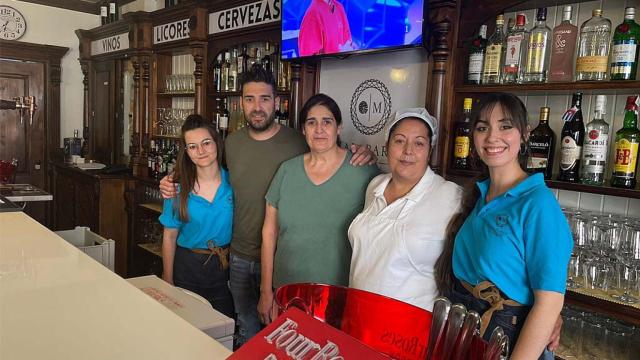 Iván junto a su equipo en la nueva pizzería