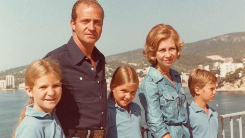 Los Reyes eméritos junto a sus tres hijos, en una imagen de archivo.
