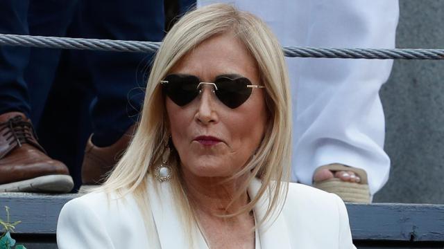 Cristina Cifuentes con unas originales gafas de sol.