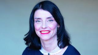 Interrogatorio elegante a la maternidad