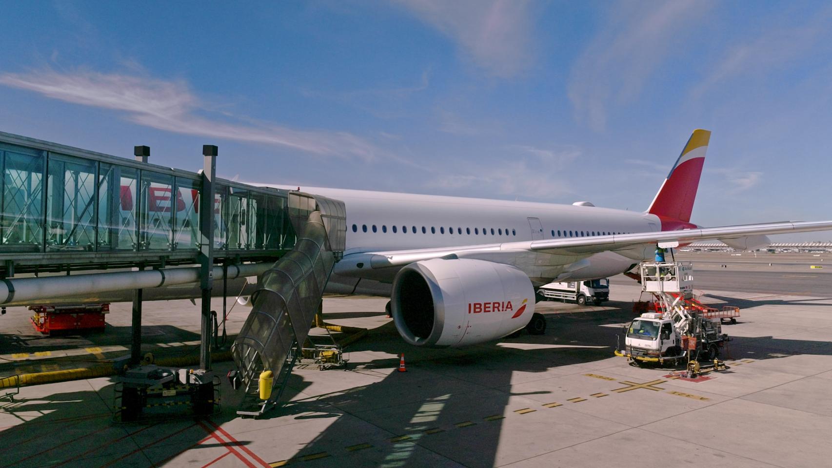 Un avión de Iberia durante su repostaje.