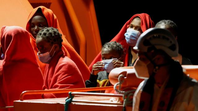 Un grupo de inmigrantes espera su desembarco en el puerto de Arguineguín en una imagen de este martes.