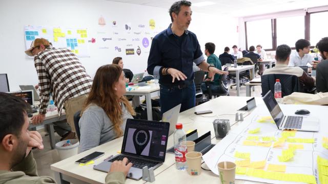 Equipo de BCombinator en las instalaciones.