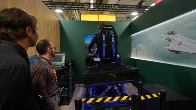 Una de las recreaciones de tecnología militar exhibidas en el pabellón de España, a cargo de Indra. FOTO: Indra.