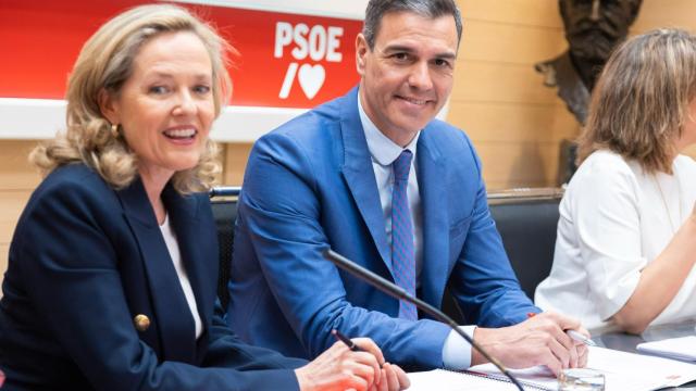 El presidente del Gobierno y secretario general del PSOE, Pedro Sánchez, junto a la vicepresidenta primera, Nadia Calviño