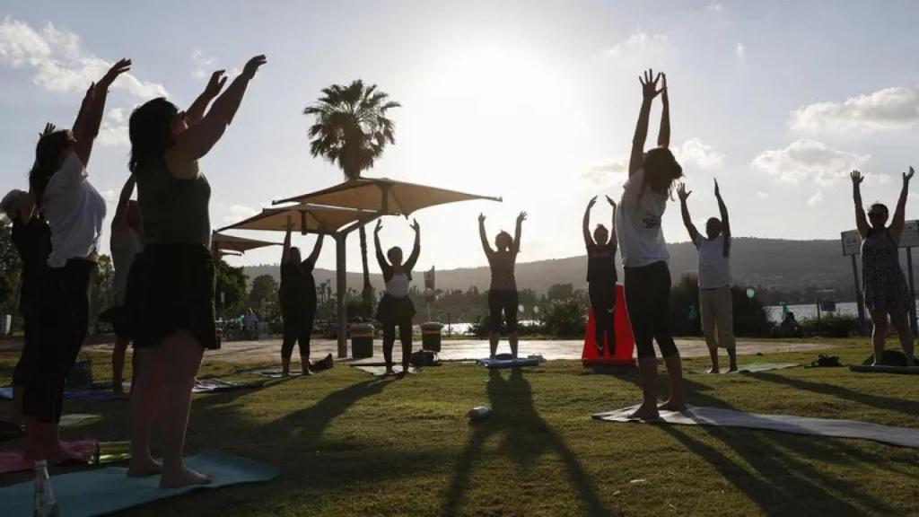 Un grupo de mujeres realizando yoga