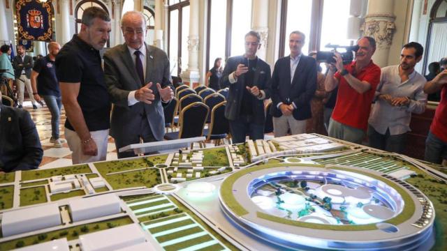 Antonio Banderas y Francisco de la Torre en una presentación de la sede de la Expo.