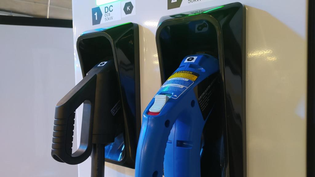 Punto de recarga de coche eléctrico en Madrid.