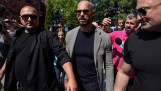 Andrew Tate, escoltado por guardaespaldas, llega este miércoles al Tribunal de Bucarest.