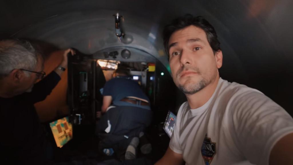 El youtuber Alan Estrada (dcha) dentro de Titan.