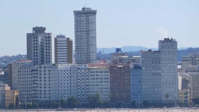 La Torre Riazor junto a otros ilustres del skyline coruñés