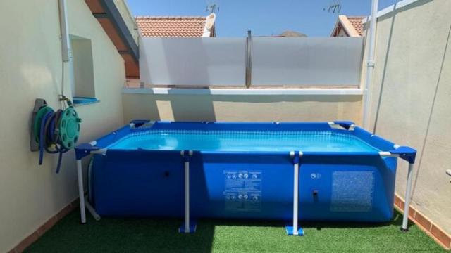 Piscina portátil en una vivienda.