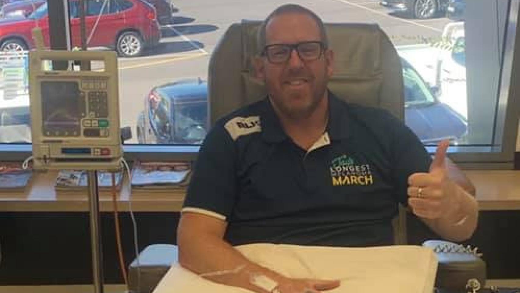 Matt Kean durante una de sus sesiones médicas para tratarse su cáncer de piel