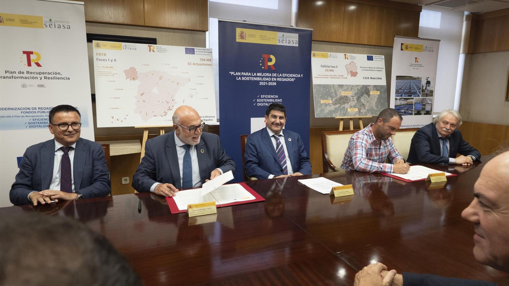 El presidente de la Sociedad Mercantil Estatal de Infraestructuras Agrarias (Seiasa), Francisco Rodríguez Mulero, el delegado del Gobierno en Galicia, Pedro Blanco, y el conselleiro do Medio Rural, José González.