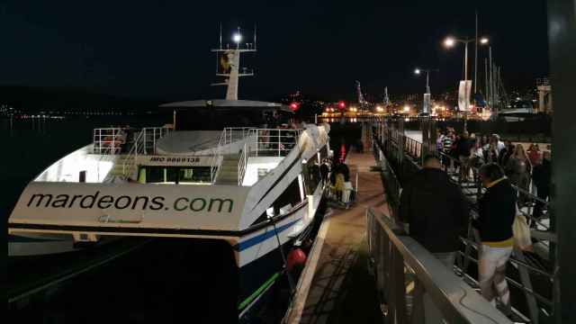 El barco de Mar de Ons a punto de zarpar en una de las experiencias nocturnas.